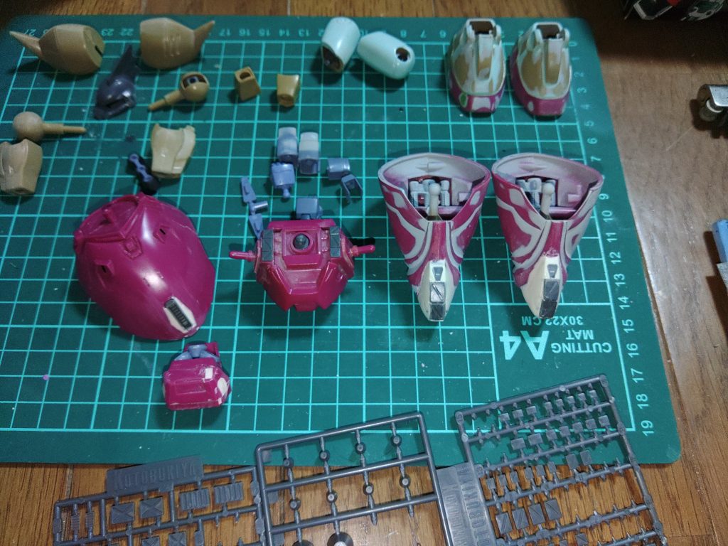 パーツ改造途中です、考える時楽しいですよね?なるべくベースをあまり崩さないように、雑で申し訳ないです