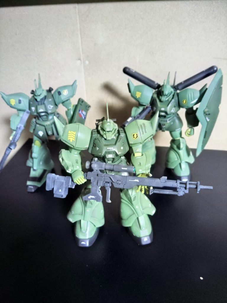 スナイパー仕様なのでプロペラタンク無しのバックパックにセンサーちょい足し、やはり並べて見るとカッコいい、ゲルググ部隊って感じでした。