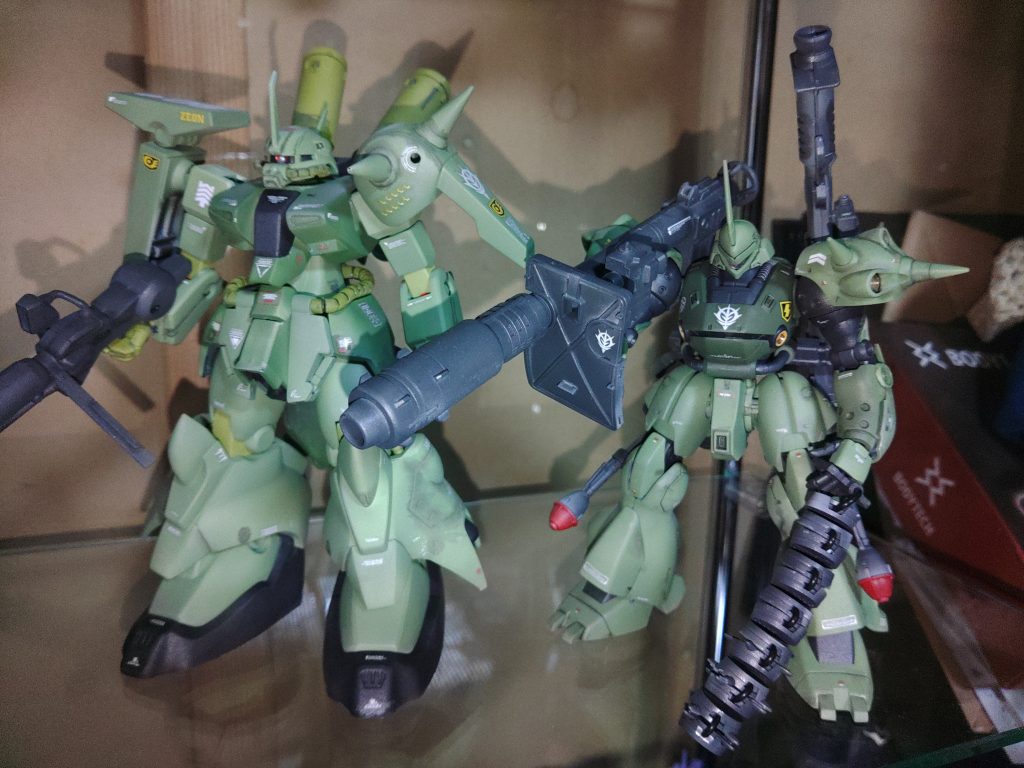 噂のザク3デカールマン、片の所いっぱい貼れて見せられません見て頂きありがとうございます。次回はザクザクザクギャンドムです！