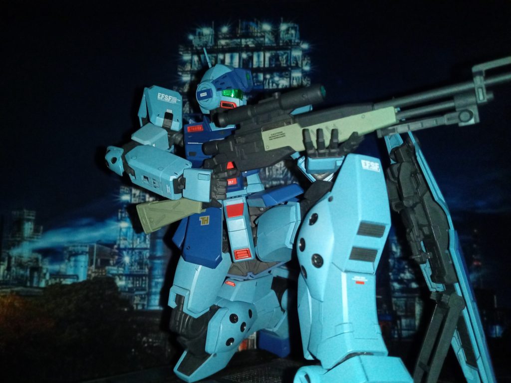 やっぱり、シメはこのポーズ。夜間戦闘のコレの情景がやりたくて、やりたくて。いい感じに夜の闇に紛れてる感が出せたかなあと。工場の夜景の背景も、重要防衛拠点ぽくて良いかなと。