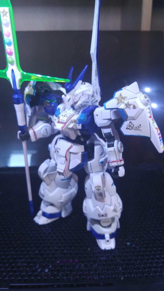 護衛専用ということで、両肩のシールドにIフィールド的なバリアを展開する装置がついています。ビームトライデントは大型サイリウム的な役割を持ち、先日決まった個人カラーのジュエルシールを追加しています。(白、ピンク、水色、赤、緑)