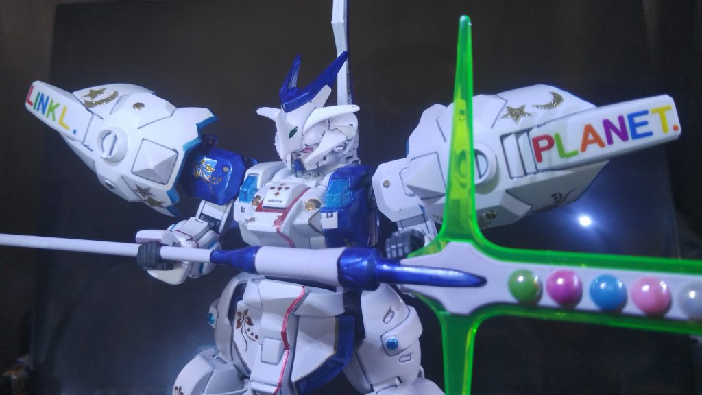 両肩シールドを展開することで、LINKLPLANETのアイドルネームが見えます。まだまだ今年結成されたばかりなので、これから頑張ってねというつもりで作りました。年末には渋谷で初ライブもあるそうです、昨今ガンプラ関連は嫌な話題が多くなってしまいましたが、皆が楽しめるコンテンツに戻れるといいですね。