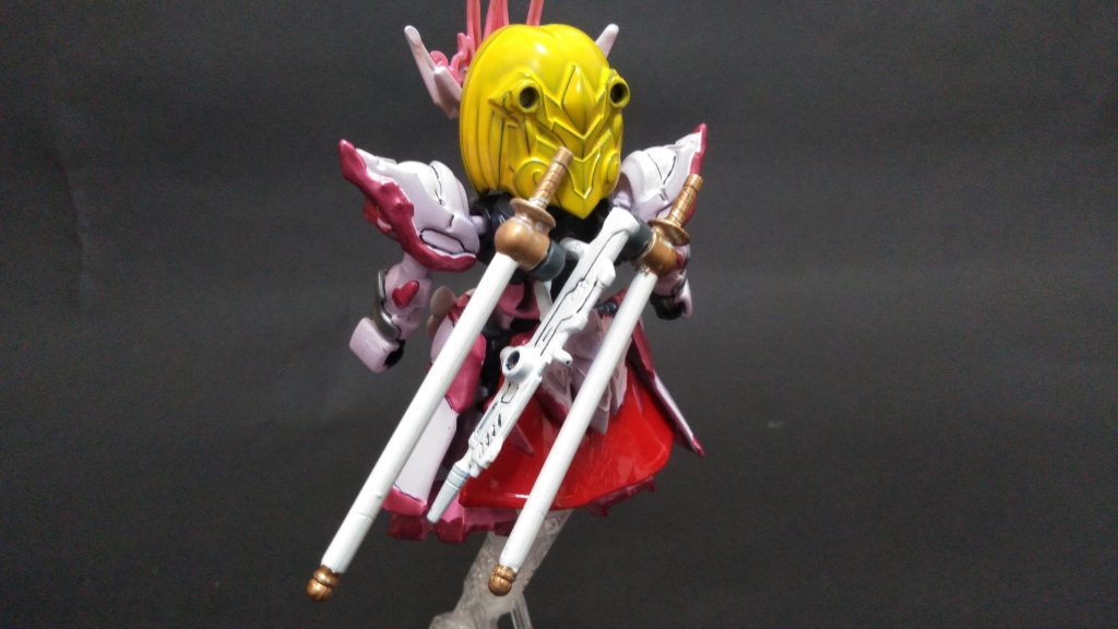 　各武装は背面に全て装着可能。