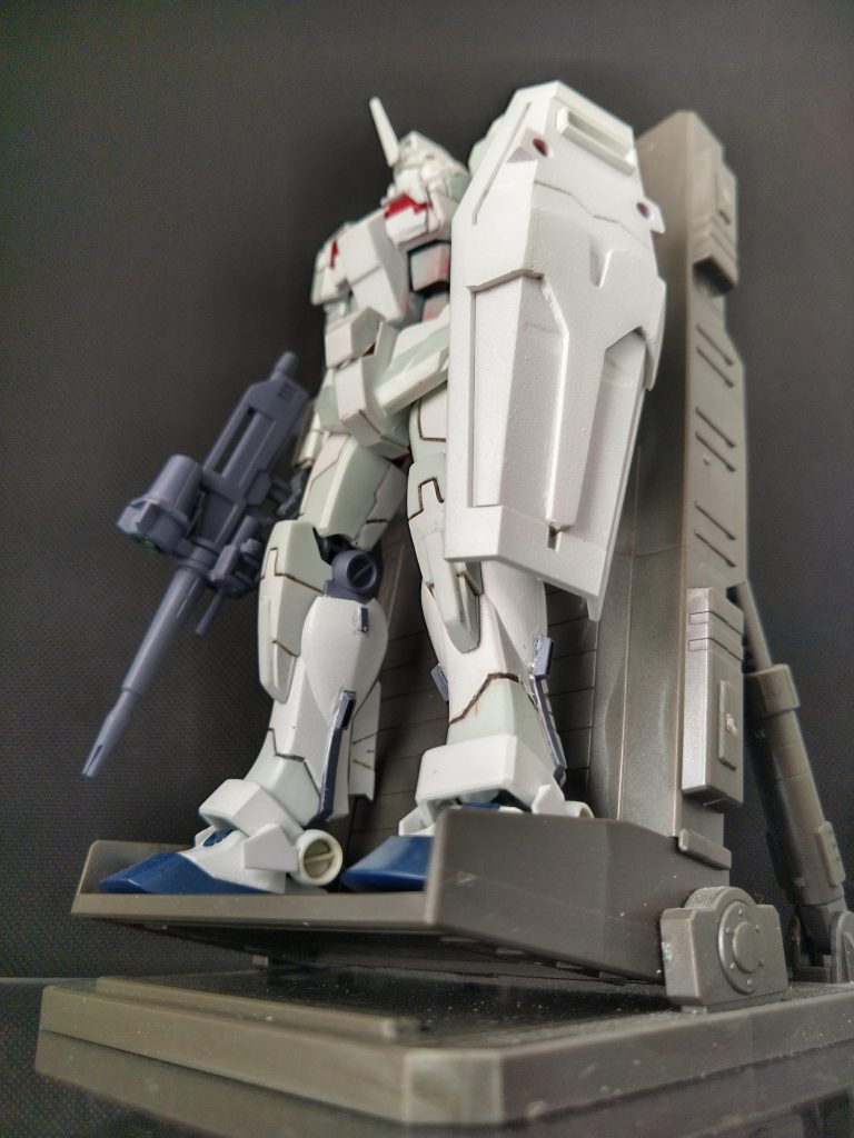 一年戦争の機体にフルサイコフレームなんて持ち込めるわけもなく装甲の分割ラインの変更と一部装甲増設したナニカ。戦闘時に装甲開くとかアホな図面引いてんじゃねぇ！と、親方からのお言葉。