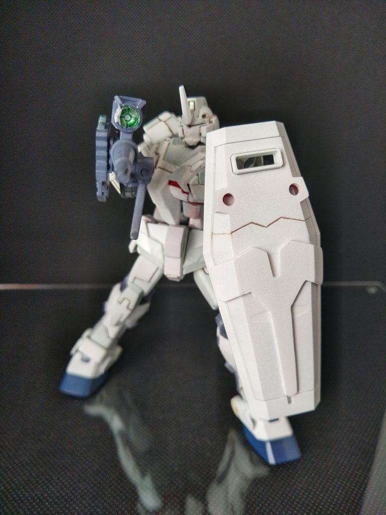 シールド裏に推進器を仕込もうとしたが防具に爆発物を仕込むなと親方に怒られデザインを変更にとどまった模様。尚、ギャン