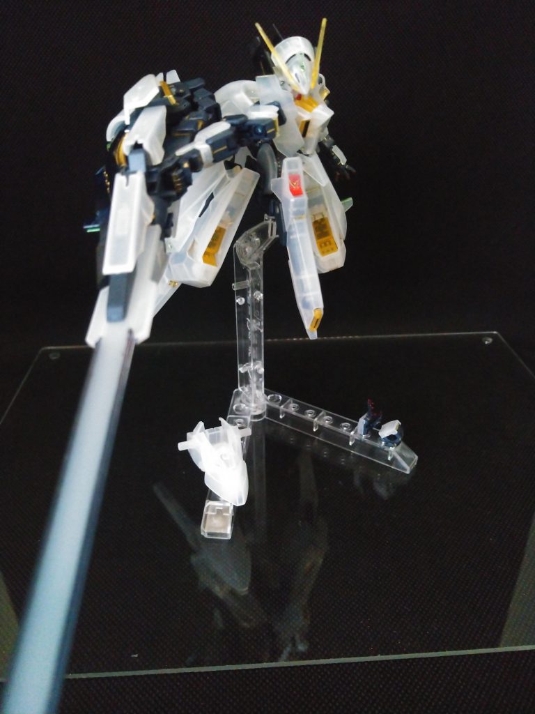 ガンマカのホワイトゴールドで部分塗装、墨入れはガンマカの極細ゴールドで流し込みをしてみました。拭き取り綿棒を大量消費する嵌めに(笑)