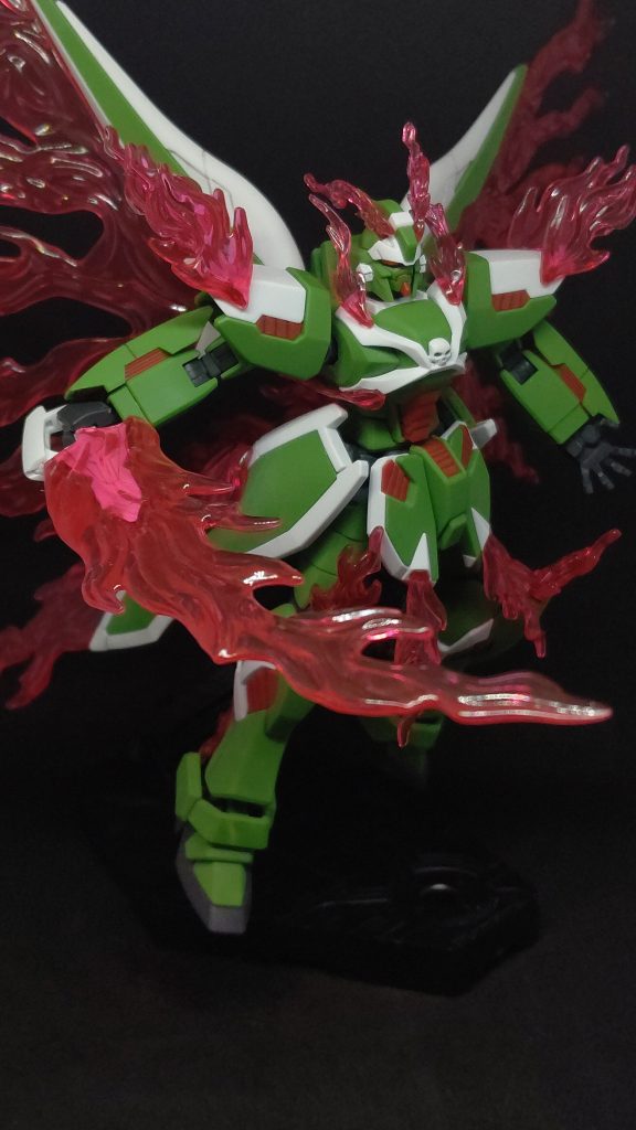 ファントムライト噴出状態。フレイム・ソードを構えたポーズです。