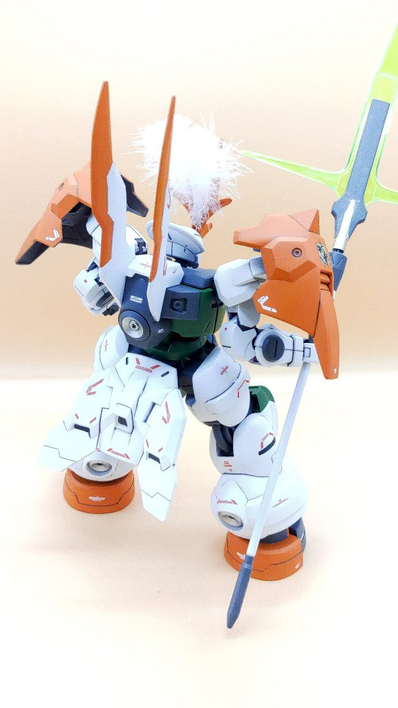 全体的に面が広いので適当なデカールでディテールアップしています。