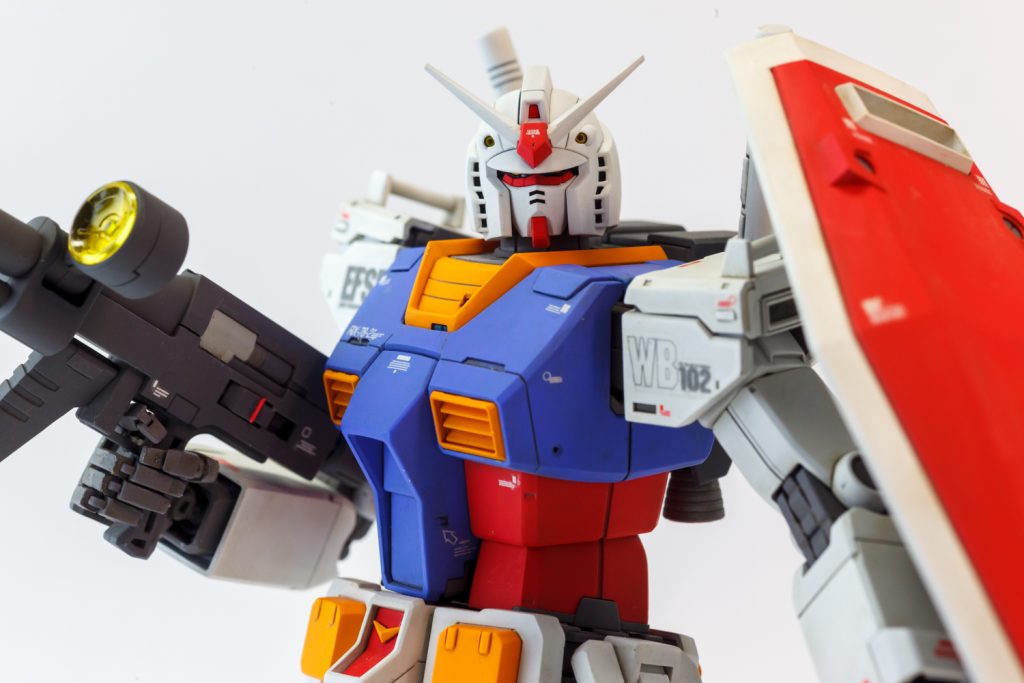 主な改造ポイントは、肩のフック追加・右肩マシンキャノンを外しフラットに・右胸のモールドの形状修正など、両肩のマーキングは自作デカールを使用しました