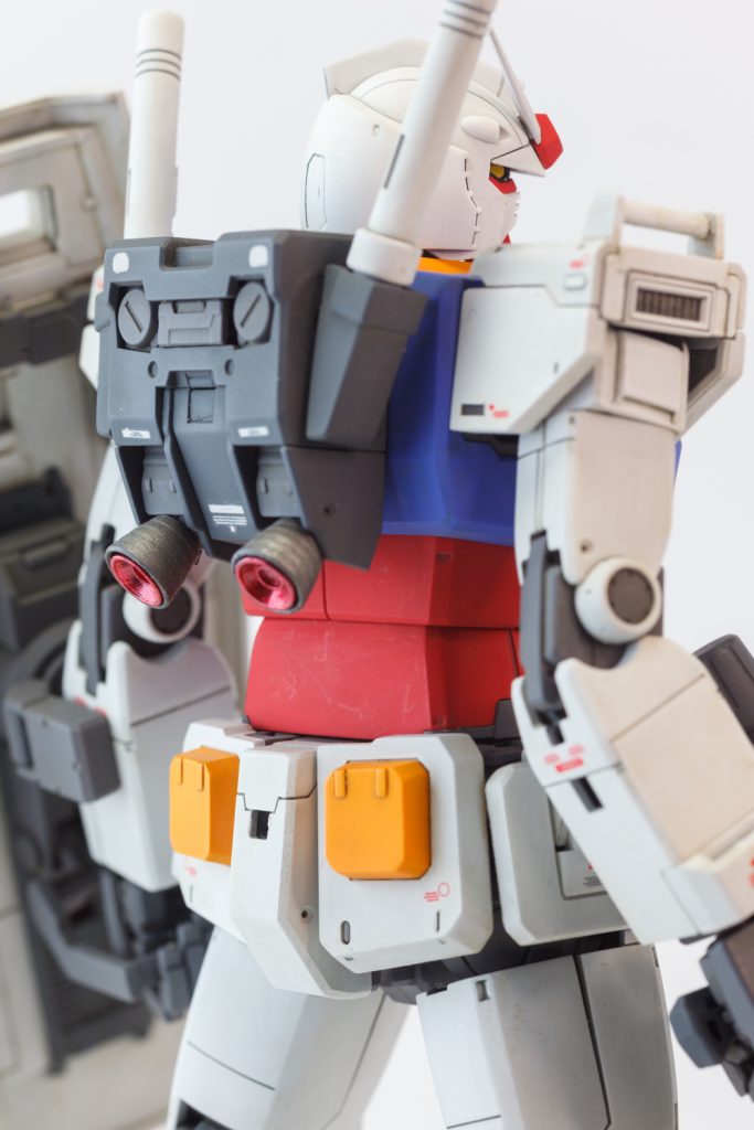 バーニア内部には塗分けも兼ねてインナーパーツを取り付けています