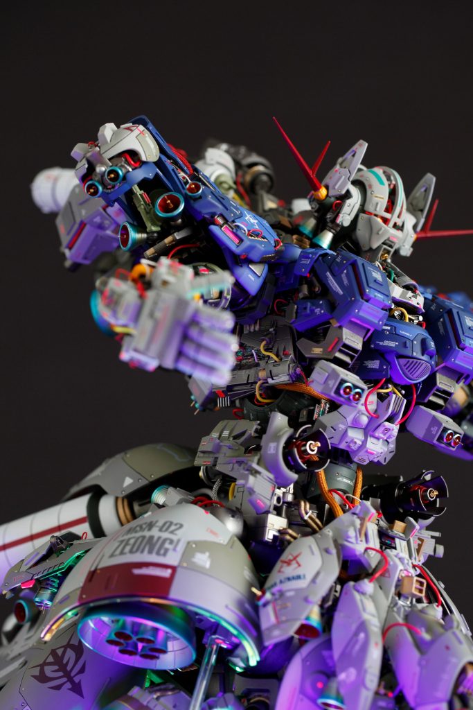 ジオングの特徴でもある腰のメガ粒子砲は大型の大出力に変更。