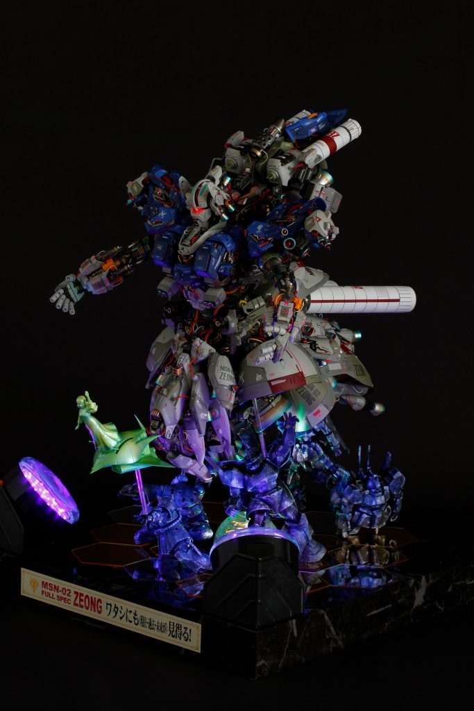 シャアが搭乗した(搭乗する)MSと、ララアとエルメス。ブラックライトと回転灯を使って神秘的に演出しています。