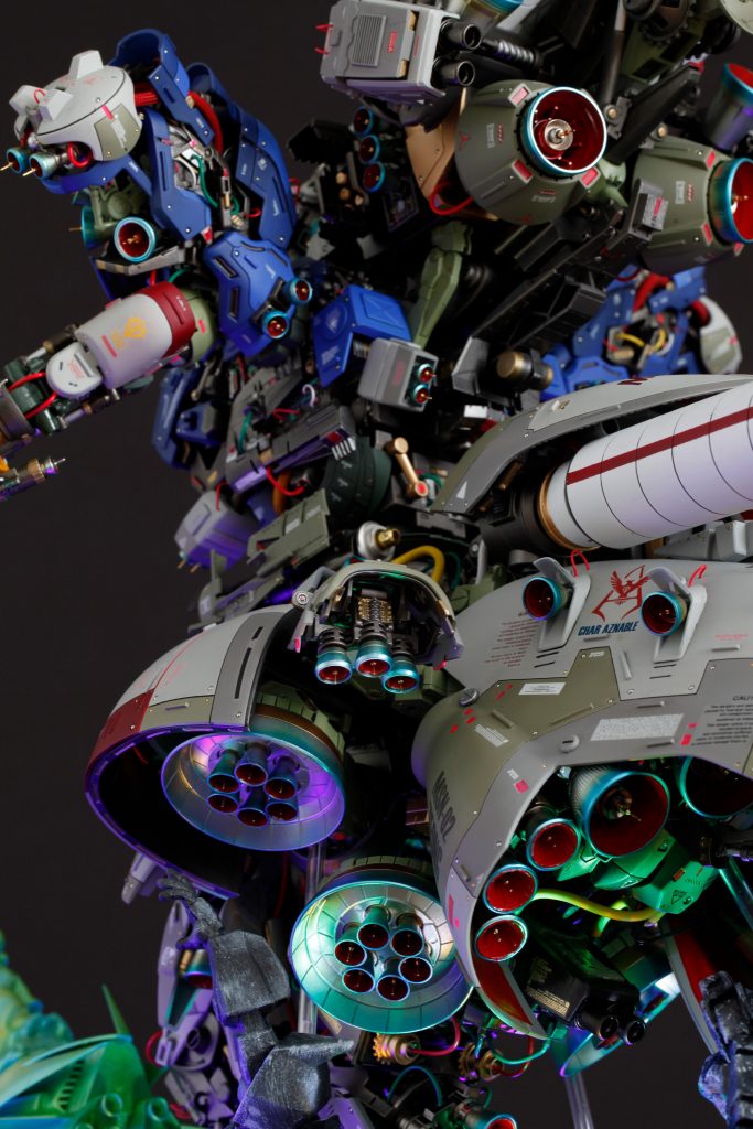 下から覗くと多くのスラスターが配置されています。