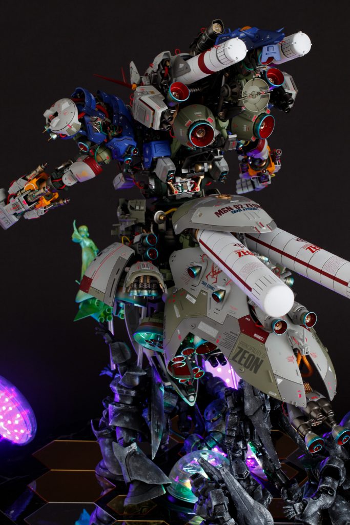 正面からは分かりづらいのですが、各所に敏感に機動力を上げるためのスラスターが組み込まれています。