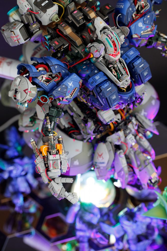 垣間見えるメカ部やパイピングはMS=機械の現れです。