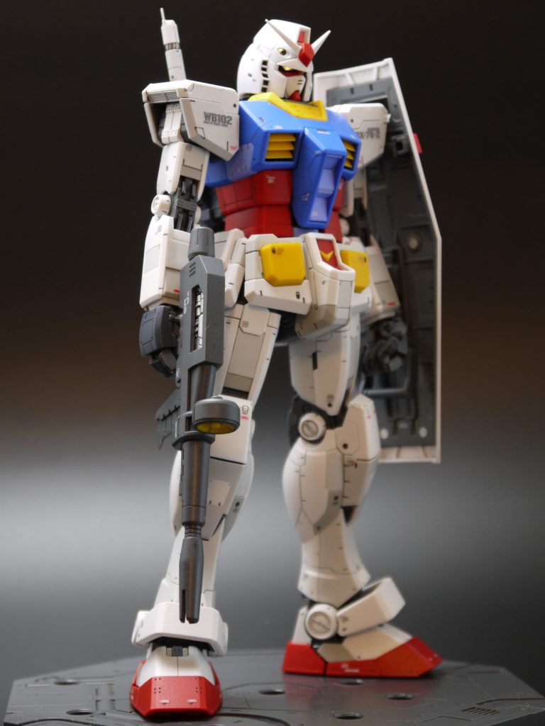 中身のガンダムは少しだけ改修+部分塗装+ツヤ消しトップコートの簡単フィニッシュです。改修は、頬外装の下側をカット、腕の取り付け軸を上に約1.5mm移動、手甲のC面を大きくして少し小さく見えるようにしただけです。