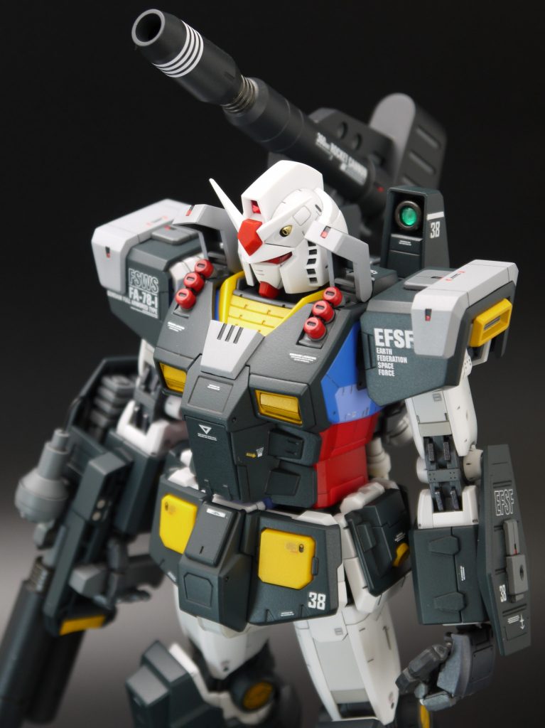 鎖骨部のミサイルは元のキットの通り開きます。ランドセルのセンサーはHアイズに置き換えています。