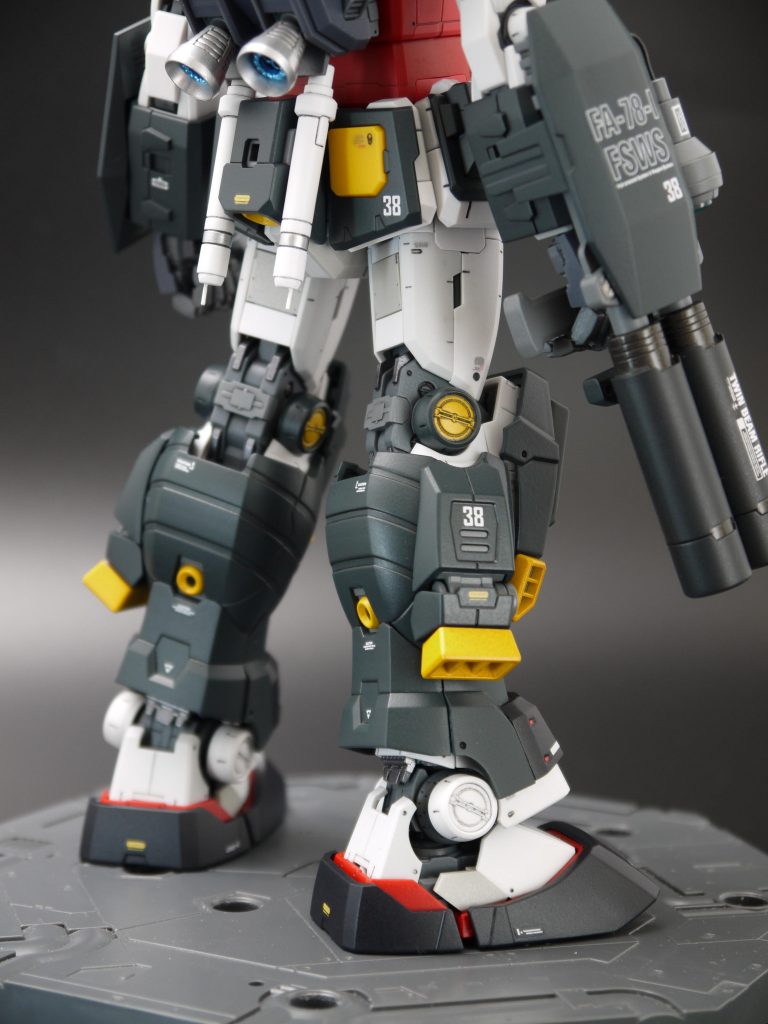 ヒザのミサイルはスペースの都合でオミットしました。スネ、スリッパはかなり合わせ込みに苦労しました。