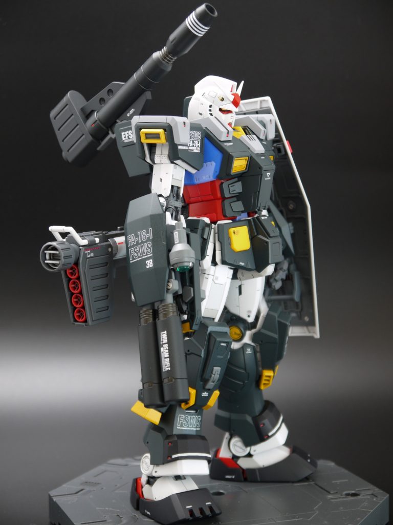 アーマー装着状態でもシールドとバズーカを取り付けられるようにしました。重武装でゴテゴテな感じにしたかったので。