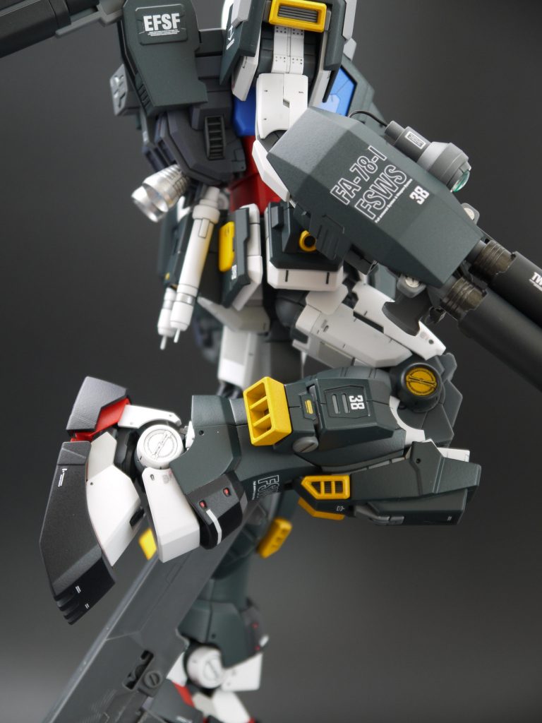 一応、3.0の可動範囲は消さないようにしています。ヒザも連動して動いてくれます。が、マグネット頼みなので、ポロリすることもあります。