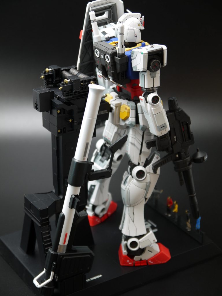 バズーカの台への脱着のため、100均で購入したマグネットを仕込んであります。