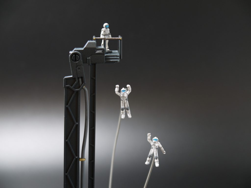 パイロットやクルーも白いところは樹脂色、その他の細かいところを部分塗装した簡単フィニッシュです。このフィギュアの仕上げは、いつも製作の最終盤で行う楽しみのひとつです。