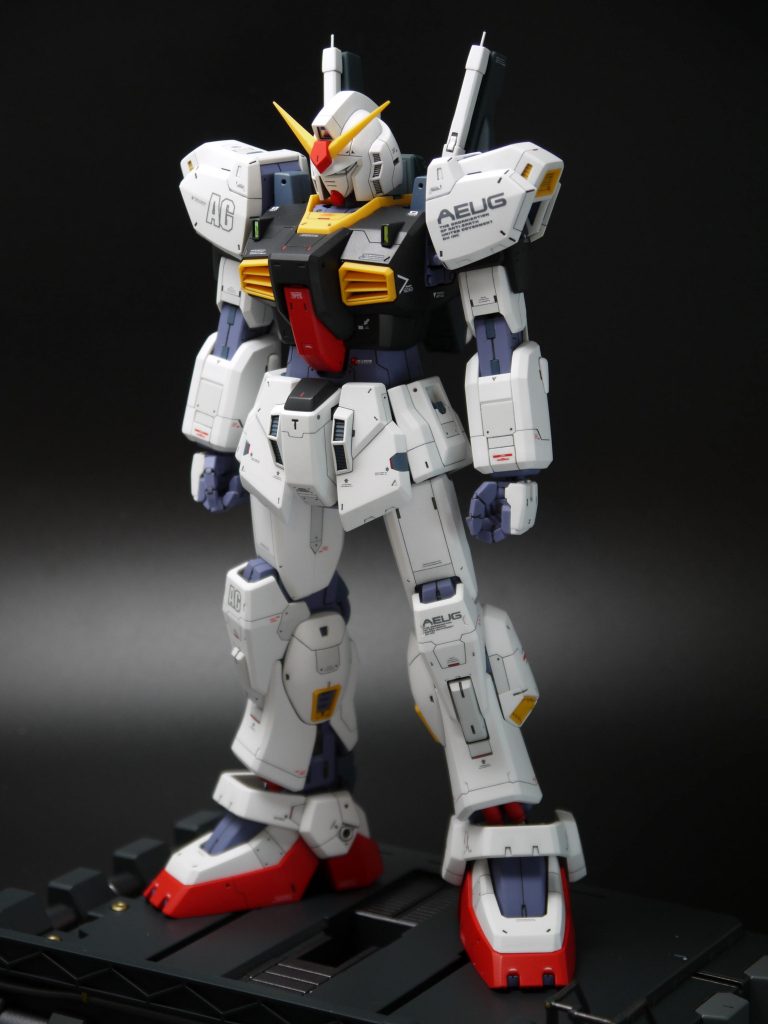 スジ彫りに合わせて、白に近いグレーで細かく塗り分けました。古いキットですが、今っぽいプロポーションになったと思います。ちょっとアゴを引き過ぎですかね。