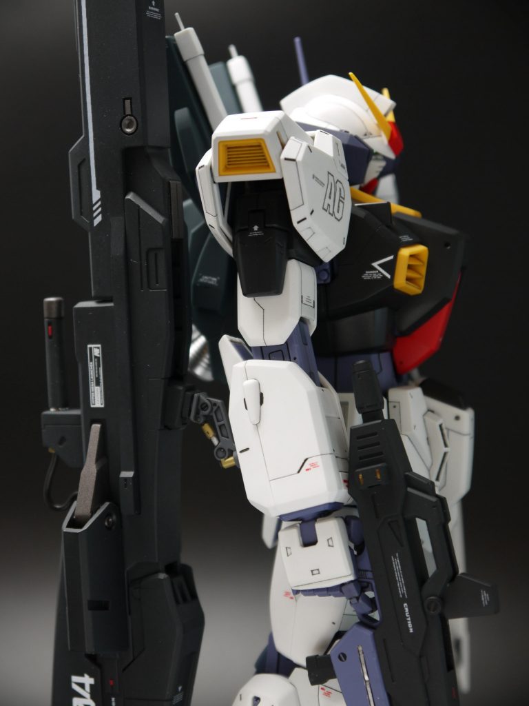 肩の裏打ちと塗り分けをしてあります。スカート裏はほぼ見えないので、エナメルのジャーマングレーで塗りつぶしました。