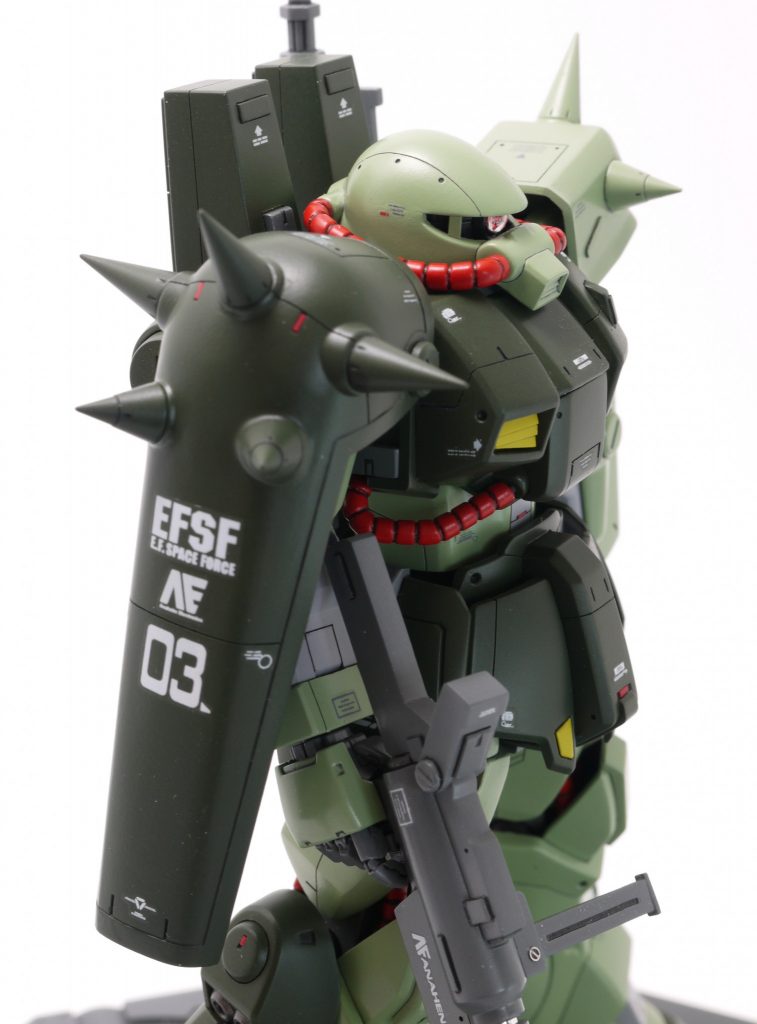 ■頭部・上下の幅を詰めて目付きを悪く・モノアイレールにディテール追加（写真では全く見えません…）・モノアイはHアイズ+ラピーテープ・口ダクトを作り変えてひとまわり大きく■胸・胴・肩付け根をカットして幅詰め・肩軸を上に1mm移動・胸ダクト新造・胴を2mm延長