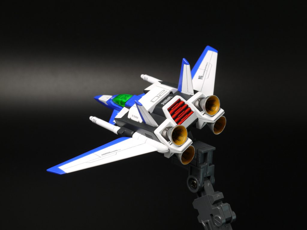 <コアファイター>・機首が本体とつながるように、接続位置を背面側に2mm移動・背中と接続する部分の丸い凸をカットし、2mmほどスキマ詰め・サーベル基部はデザインを変更・バーニアはバラバラな方向を向いているので、出来るだけ同一方向にして接着・正面のダクトはデザインを変更、形状をつなげてキレイに・4枚の翼は板状なので断面が流線形になるように削り込み・バーニアのフチを薄く加工