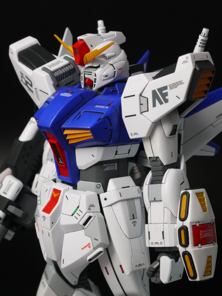 <頭>・マスク部分を分離し、位置を調整して接着・マスクをシャープに削り、アゴを小さく加工・アゴ引けるように干渉部をカットこれだけの加工でイケメンに出来たと思います。<胴>・襟の後ろ側を大型化・肩幅が広すぎるので、両側から各2mmほど削り込み・肩が前に出すぎているので、軸を後方・上方に移動・胸のフィンを別パーツ化・腹が短過ぎるので、5mm延長 後ろ側をカットして細く 延ばした部分にディテールを追加・コクピットブロックを前方・上方・下方に拡大 コクピットハッチは別パーツ化・ランドセルとのスキマがスカスカなので、上側にブロック追加