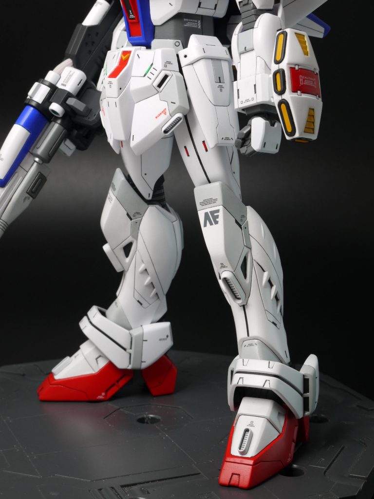 <腰>・フンドシ部を上に1mm移動し、赤い部分と黄色V字型パーツを別体化・サイドスカート上面裏側が丸見えなので、フタを貼り付け・フロントスカートは下側のダクトを新造、上側のダクトは彫り直し 緑色の四角は好きではないので廃止、代わりにスリットにグリーンポイントを貼り付け<脚>・ももの付け根をカットし、ハの字に開けるように・足首がデカすぎるので幅詰め&小型化・ヒザがのっぺりしているので、メリハリが付くように形状変更・ふくらはぎのダクトを新造・アンクルガードの裏にフタ追加&グレーで塗装