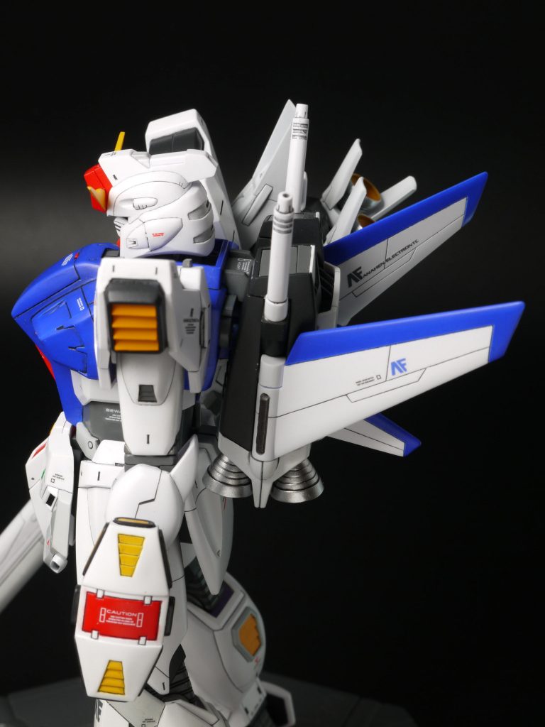 <肩・腕>・肩がのっぺりした箱に見えるので、フレームや放熱フィン状のディテールを追加・肩外側のダクトは新造・肩裏がスカスカなのでプラ板でフタをして塗り分け・上腕を約2mm延長・前腕が何だかモコモコした形で嫌だったので、前面の形状を変更・袖がデカい箱状なので、細く削り込み・手をビルドハンドに交換