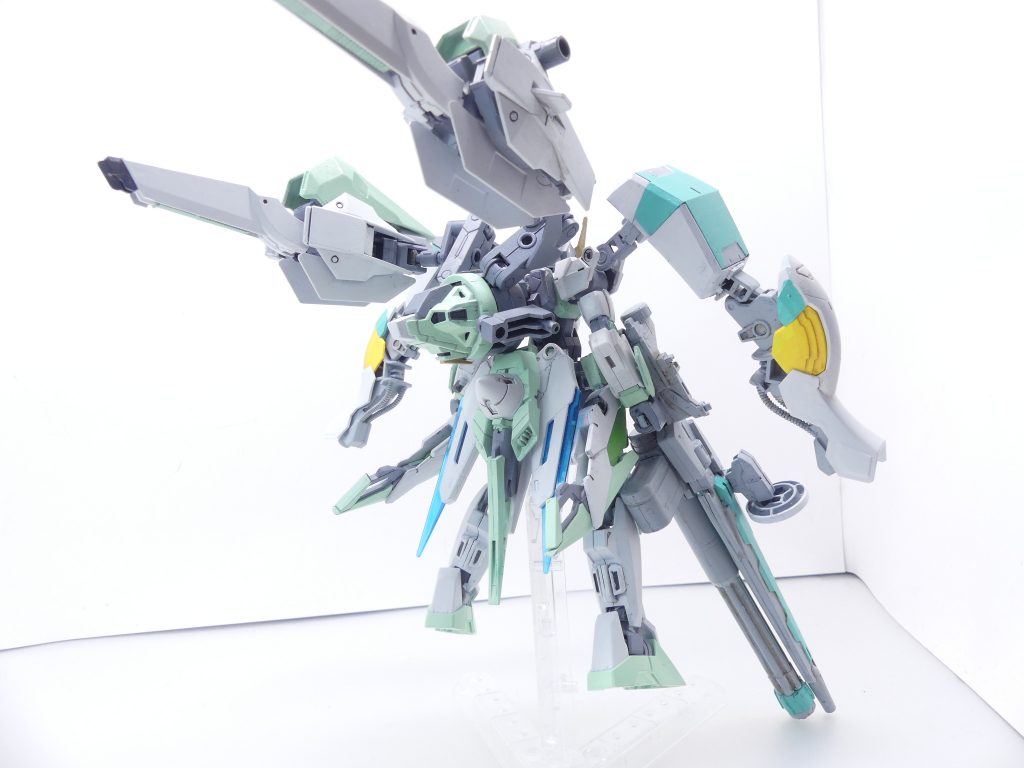 後ろから。基本はヴィンテージライトボディ・ガンダムモード。フルボディブースターMk-II(バッカス用パーツが一部入ってたりも)を装備、肩と武装を新調。塗装は当時あわせのラッカーにしたのですが・・・最近シタデルのほうに力を入れていることもありラッカーで従来ヴィンテージと色味を合わせることが出来ず塗装などの技術面も当時より大きく落ちています。ご了承ください。