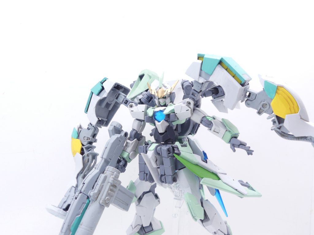 GNフィールド:コンデンサー部分はガンダムヴァーチェから。展開することで、シールドを持たないため防御力が落ちる本機の防御能力を引き上げる。自陣展開まで引き上げることも可能。