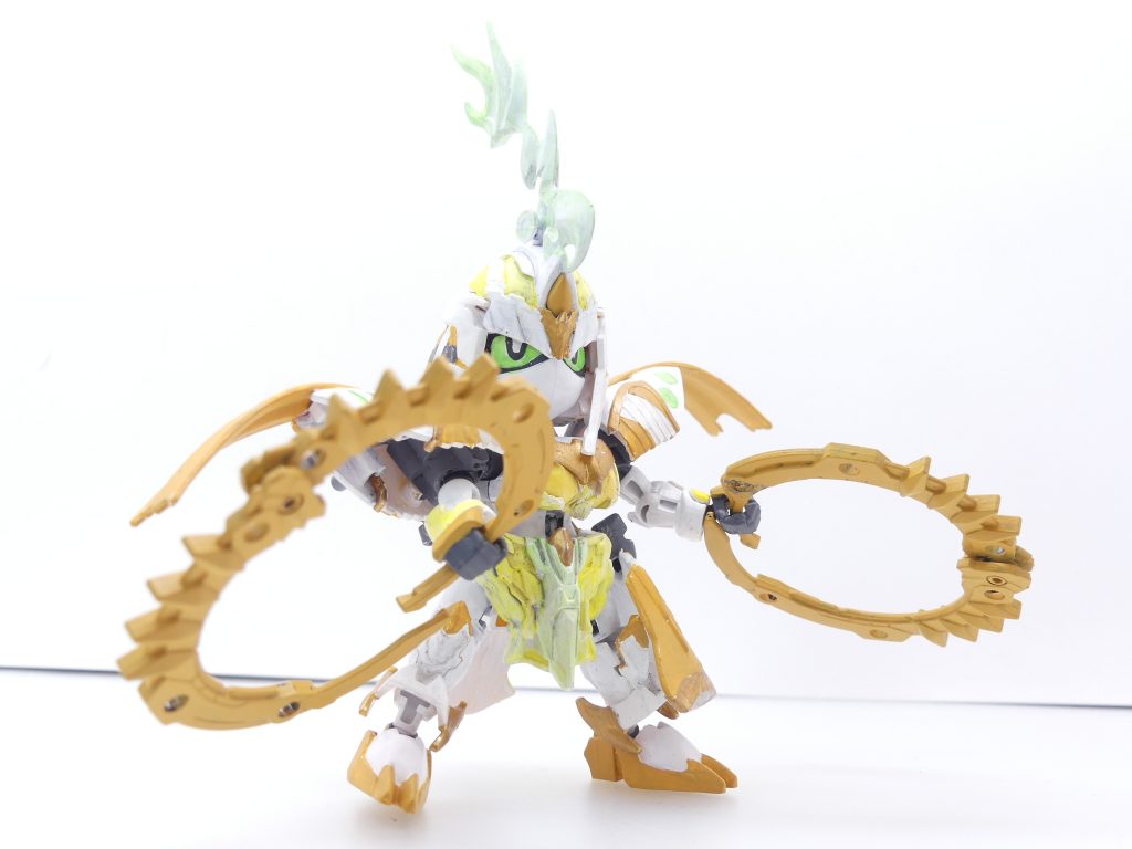 マステチャクラム：投げたり切ったりして攻撃出来る優秀なマステカッターだ。もちろんキット通り手に持たせて。