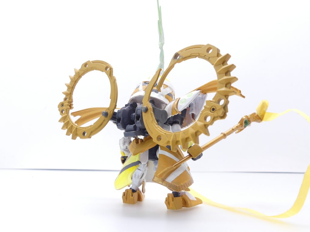 KP（キッズプラモ）リアクター：ガンプラフォースが時空移動を行うために必要な装置。出力は無限大で飛行も出来るぞ。あれから世界は随分と変わり、ポケプラは再展開されて大人気になるしSDガンダムはSDGWが次々に登場、気軽に使えるマテリアル類も随分と増え。ガンプラくんというのも出来ましたね。とはいえ、ガンプラフォースの仕様上このリアクターだけは背負わせないといけない。鉄血キットのガンダム・フレーム胸部です。「マテリアル類が～」とありますが、今のご時世はガンフレの肩関節から3ミリ軸を生やせるのです（30MM・カスタマイズジョイントJ1を使用）。バインダー的な使用がより簡単になったと言うこと。背負ったリアクターはSDGWの小柄ボディには激しく干渉します。クレオパトラの頭側を削る、腰アーマーの一部を排除するなどして調整。