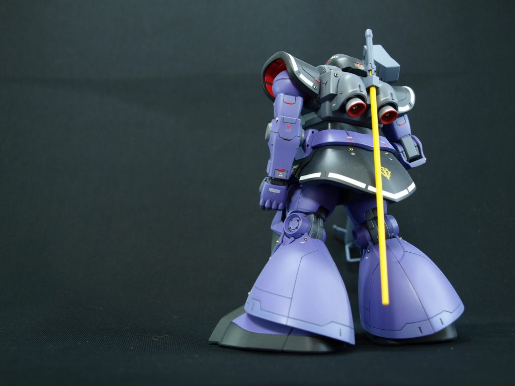 斜め下からバックショット。メインスラスター内部にICソケット埋め込みました。腰のラインは塗り分けました。腰のジオンマークがチャーミングポイントです。