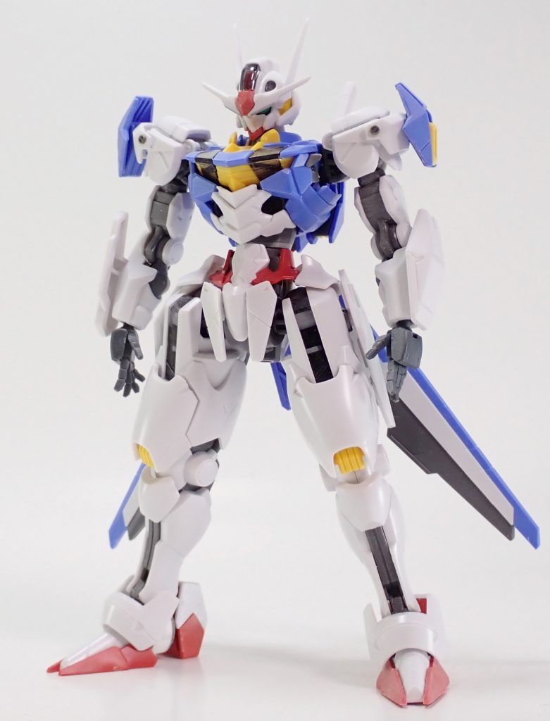 エアリアル本体改修点・頭部：目付きが鋭くなるようにアンテナ下部に0.3mmプラ板を貼り付け。・腕部：全体的に下がっている印象だったので、肩のボールジョイントを切り離して、肩が上がるようにして再接着。その際に横幅も少し詰めています。肩上部の装甲は0.5mm延長。手首はビルドハンズの平手に交換。・腹部：グレーの部分で1㎜延長。丸モールド部分にレンズパーツをはめ込み。・その他：目立つ肉抜きをパテ埋め。各先端部は削ってシャープ化。