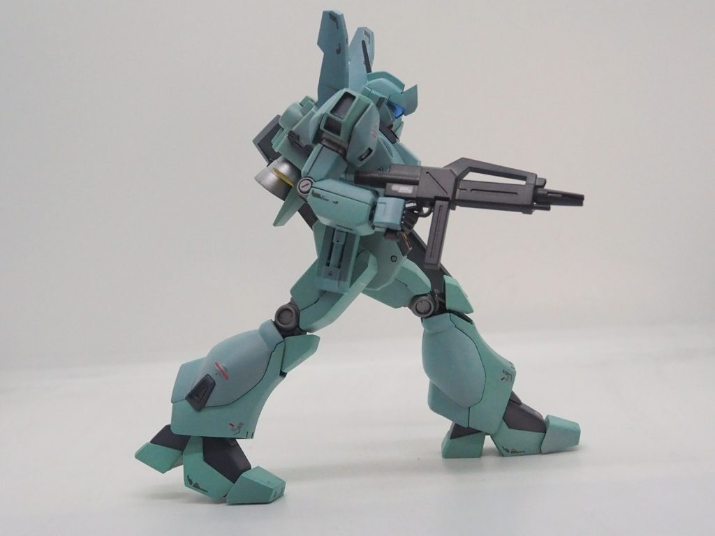 量産機は普通に歩くシーンが多いイメージなのでつま先も独立可動するようにしました