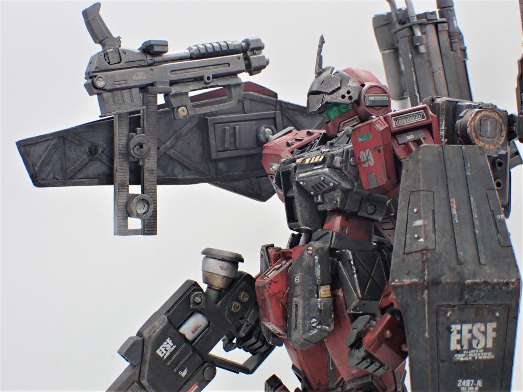 肩部のシールドの内側は武器を格納するためのハンガーになっている。