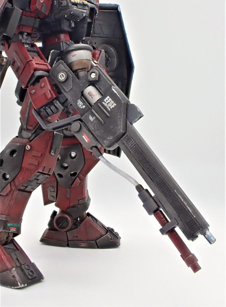 手持ちの高出力ビームライフルの先端部分にはビームサーベルが取り付けられており、近接時にも使用できる。こちらのビームライフルはフルスクラッチで個人的にイイ造形に出来た自慢の一品。