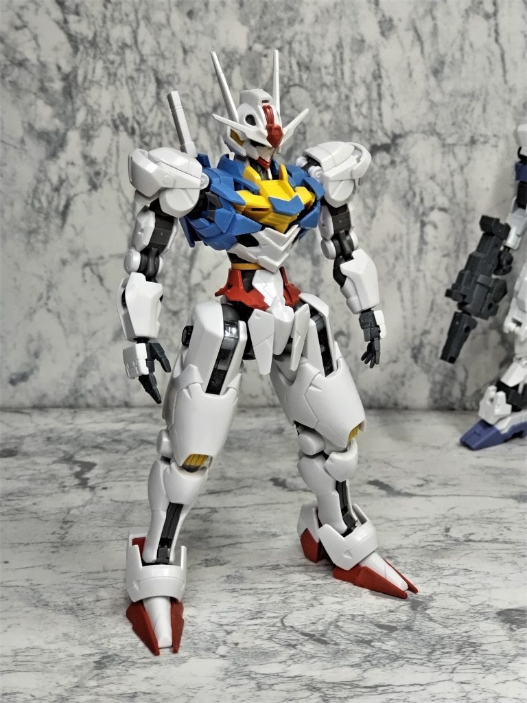 胴体の延長と手首変更がわかる写真。胴はバンダイ30MSの太ももの輪っか状の部品が外径ピッタリなので使いました(画像の黄色い部分) そのまま使うと胴が長すぎるかなと思い少し薄くして使用