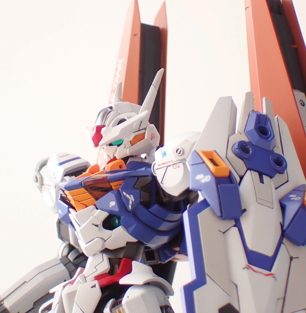 カラーリング白：EXホワイト＋EXシルバー青：コバルトブルー＋蛍光ピンク赤：ブライトレッド＋ローズディープレッド黄：ビビットオレンジフレーム：グラファイトブラックオレンジ：ピュアオレンジ＋マホガニー紺：ブルグレー＋EXブラックツインアイは蛍光グリーンで塗装。ガンビットや肩などのグリーンはハセガワの偏光シートを貼り付け。