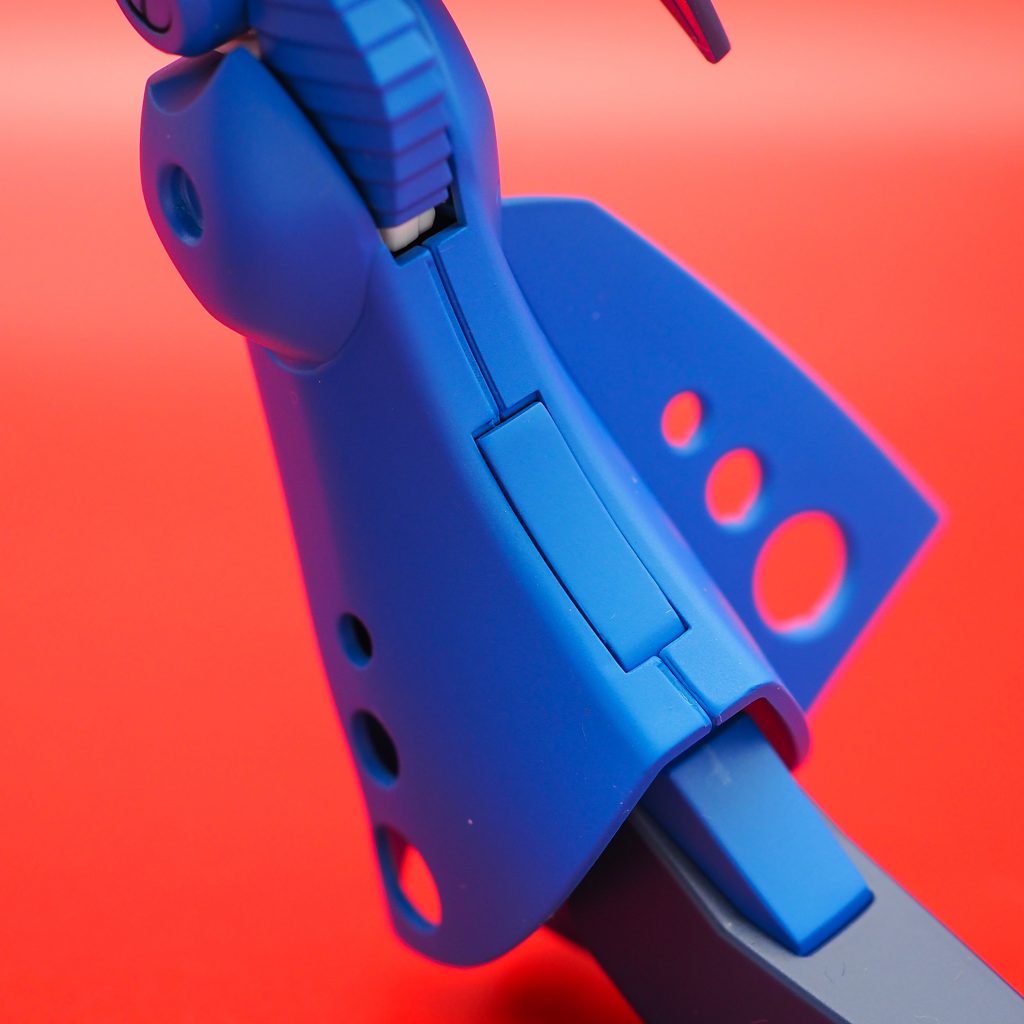 脚部中央などの合わせ目をBMCダンモで段落ちモールド化しました。