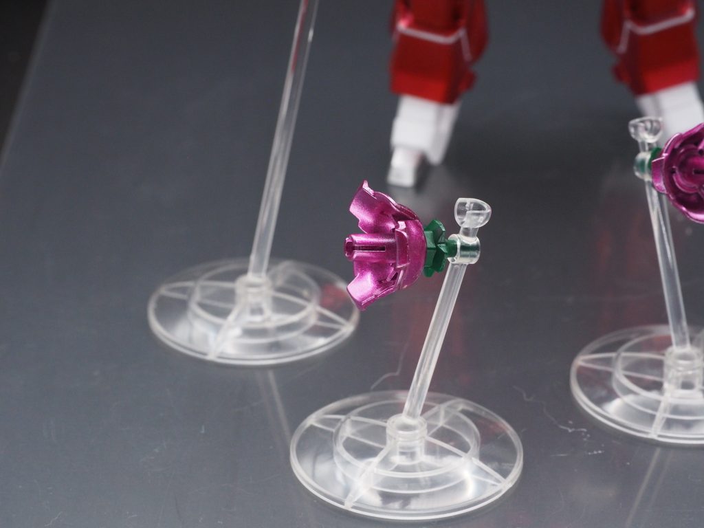 ちなみにバラの根元はモウリーグリーンです。デイトナグリーンの方が良かったかも知れませんね。