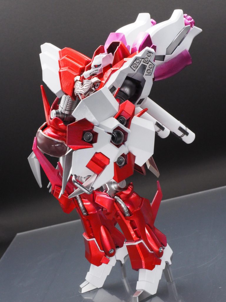 肩や襟など本当にこのキットは白の縁取りが多いのですが、ほとんど要らないと感じたのでオミットしています。肩は思い切ってツートンにしました(ハンマ・ハンマの肩が好き)。