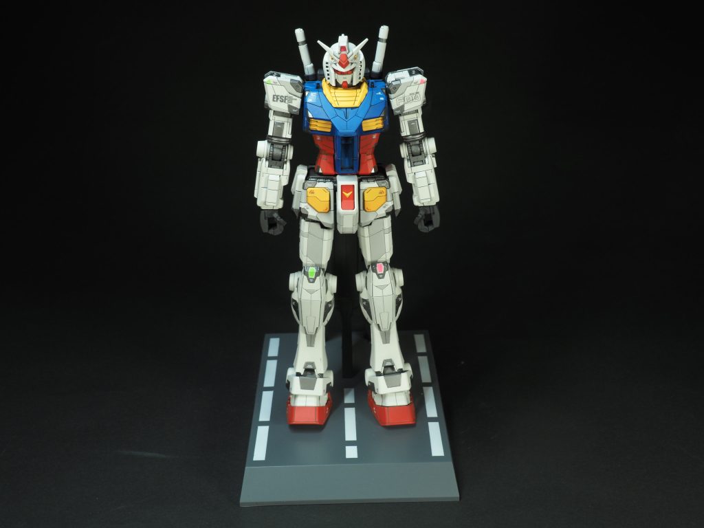 横浜のガンダムは、武装がなく直立不動のイメージなので、そんな雰囲気で。台座はニュートラルグレーで塗装とホワイトサフでラインを入れて、それっぽくしてみました。高速道路みたい?
