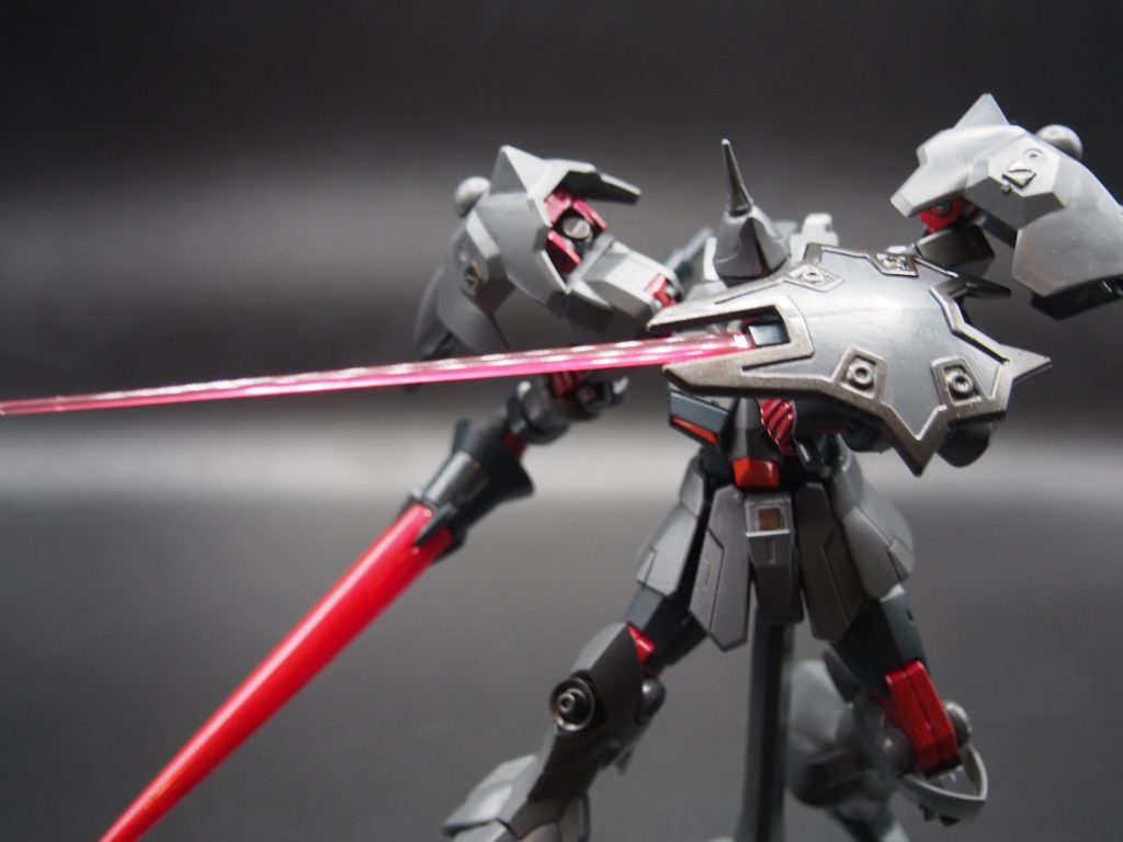 シールドにはビームサーベルが仕込まれている