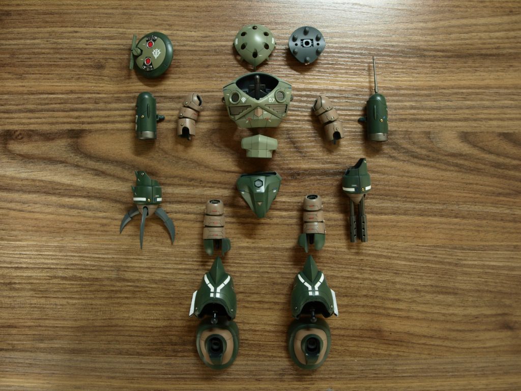 レッドチップ、ブルーチップ、メタルビーズをちりばめ。水転写デカール貼り付け、私服の時を迎えた瞬間です。